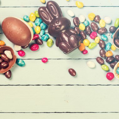 Çikolata Paskalya yumurtaları ve tavşan, ahşap arka plan üzerinde