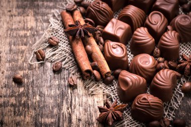 Ahşap arka plan üzerinde lezzetli çikolata şekerleme