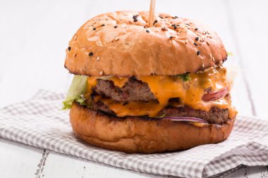 Lezzetli ızgara burger marul ve mayonez, rustik ahşap bir masa üzerinde