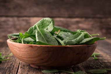 Taze organik kuzukulağı masada. sağlıklı gıda