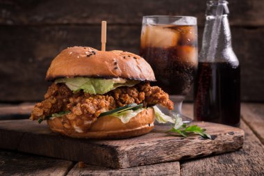 hamburger ya da çizburger ve meşrubat vintage ahşap masa üzerinde Fast food