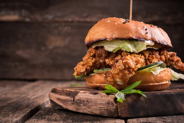 Lekkere gegrilde hamburger met sla en mayonaise, op een rustieke houten tafel — Stockfoto