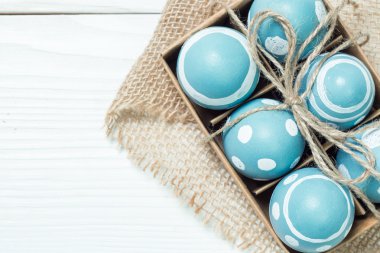 Ahşap arka plan üzerinde renkli yumurta Paskalya konseptiyle