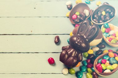 Çikolata Paskalya yumurtaları ve tavşan, ahşap arka plan üzerinde