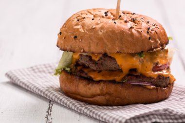 Lezzetli ızgara burger marul ve mayonez, rustik ahşap bir masa üzerinde