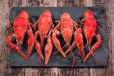 eski ahşap zemin üzerine haşlanmış taze kerevit