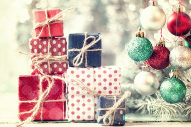 Noel dekorasyonları ahşap tahta üzerinde arka plan. Yumuşak odak.