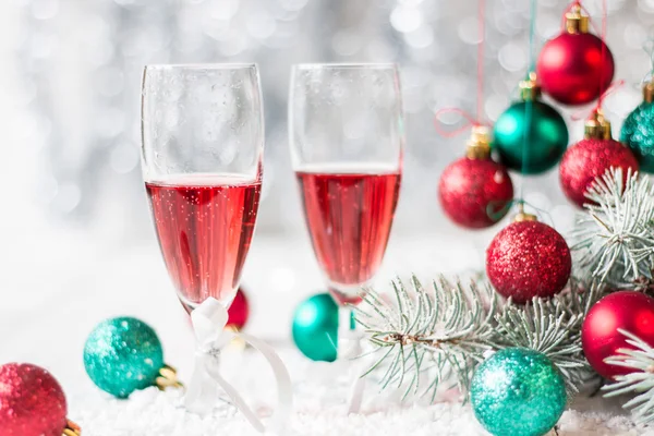 Розовое шампанское и новогодние украшения. — стоковое фото