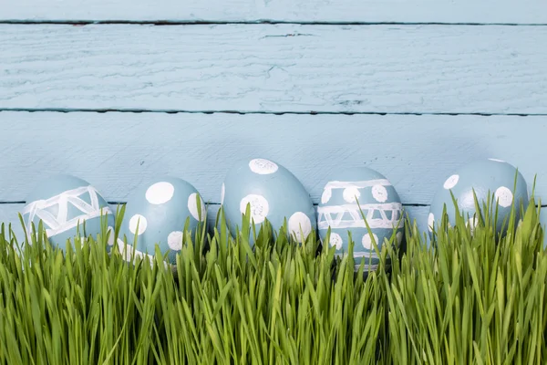 Koncepcja Wielkanoc z kolorowych jaj na drewniane tła — Zdjęcie stockowe
