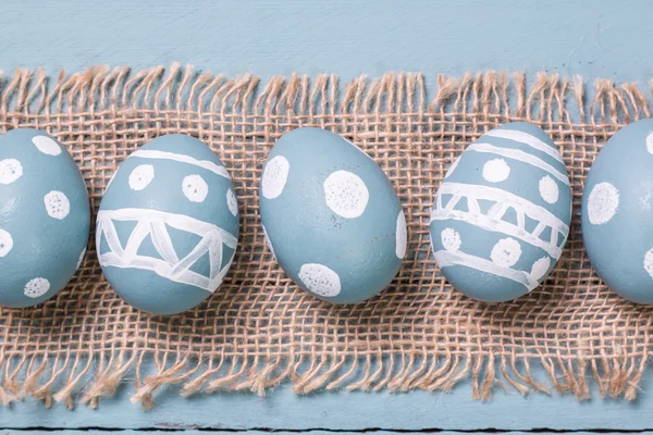 Concetto di Pasqua con uova colorate su sfondo di legno — Foto Stock