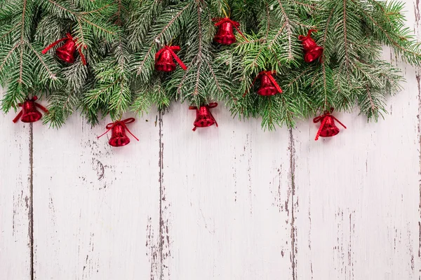 Altes Holz Textur mit Schnee und Tannen Weihnachten Hintergrund — Stockfoto