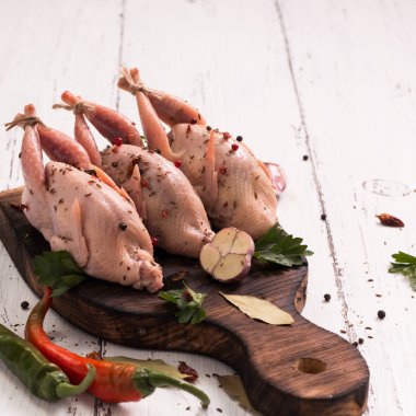 Taze organik bıldırcınlar vintage ahşap masa, sağlıklı gıda üzerinde