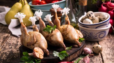 Taze organik bıldırcınlar vintage ahşap masa, sağlıklı gıda üzerinde