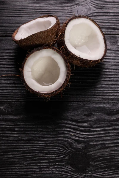 Kokosnoot op houten tafel. — Stockfoto