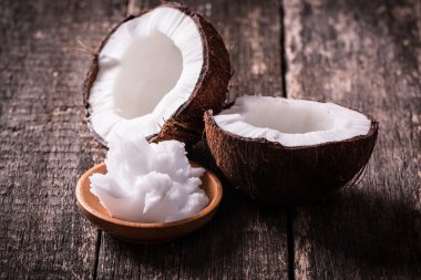 Hindistan cevizi ahşap masa üzerinde. Vintage filtre. Organik sağlıklı gıda kavramı. Güzellik ve Spa konsept.