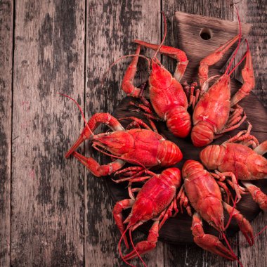 eski ahşap zemin üzerine haşlanmış taze kerevit