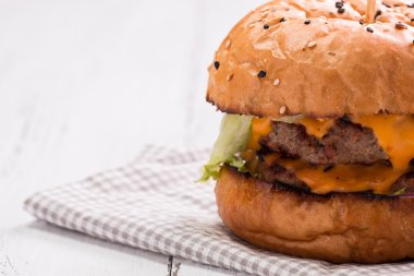 Lezzetli ızgara burger marul ve mayonez, rustik ahşap bir masa üzerinde