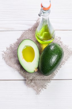 Eski ahşap masa üzerinde taze organik avokado ile gıda arka plan