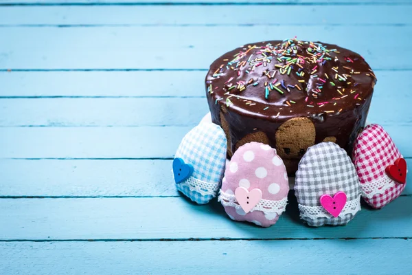 Paskalya kavramı renkli el yapımı yumurta ve ahşap masa tavşanı