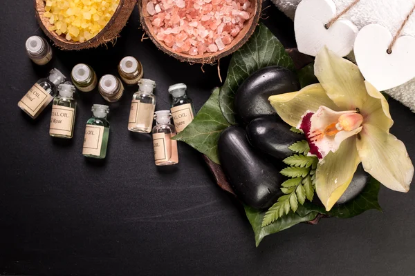 Concept spa avec pierres, fleurs, huiles essentielles et sel minéral — Photo