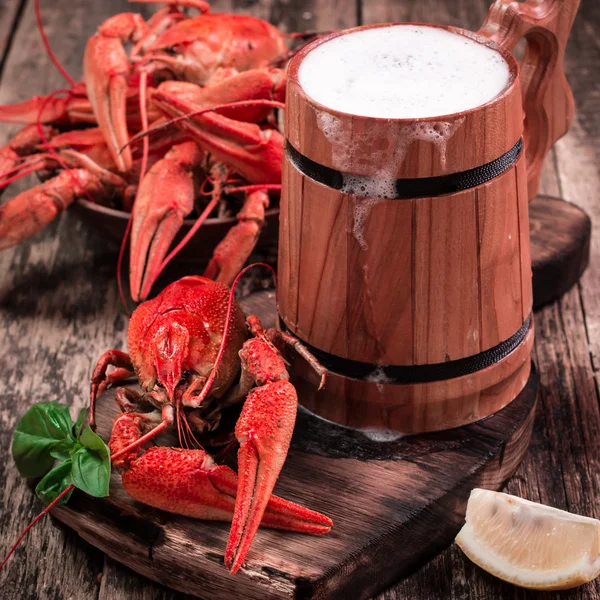 Cangrejo hervido y cerveza sobre un fondo de madera — Foto de Stock