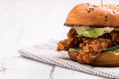 Lezzetli ızgara burger marul ve mayonez, rustik ahşap bir masa üzerinde