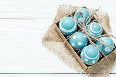 Ahşap arka plan üzerinde renkli yumurta Paskalya konseptiyle