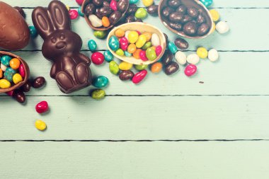 Çikolata Paskalya yumurtaları ve tavşan, ahşap arka plan üzerinde