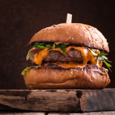 Lezzetli ızgara burger marul ve mayonez, rustik ahşap bir masa üzerinde