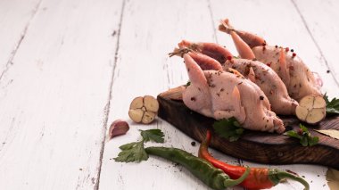 Taze organik bıldırcınlar vintage ahşap masa, sağlıklı gıda üzerinde