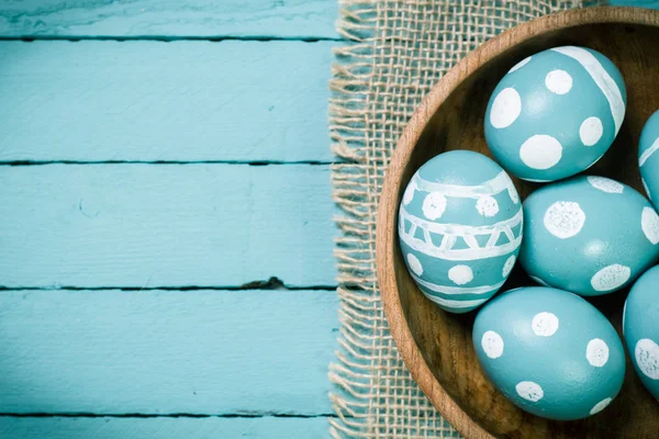 Concetto di Pasqua con uova colorate su sfondo di legno — Foto Stock