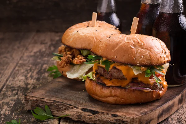 hamburger ya da çizburger ve meşrubat vintage ahşap masa üzerinde Fast food