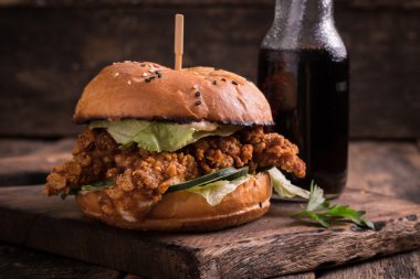 hamburger ya da çizburger ve meşrubat vintage ahşap masa üzerinde Fast food