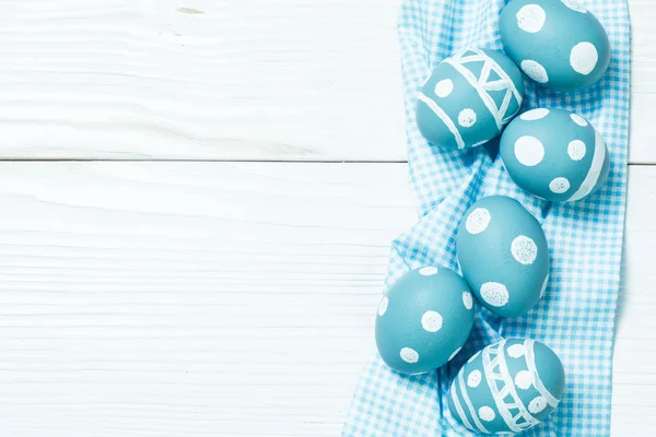 Koncepcja Wielkanoc z kolorowych jaj na drewniane tła — Zdjęcie stockowe
