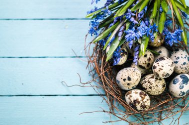 Ahşap arka plan üzerinde renkli yumurta Paskalya konseptiyle