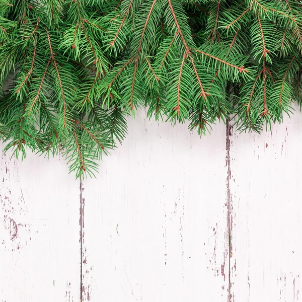 Textura de madera vieja con nieve y fondo de Navidad firtree — Foto de Stock