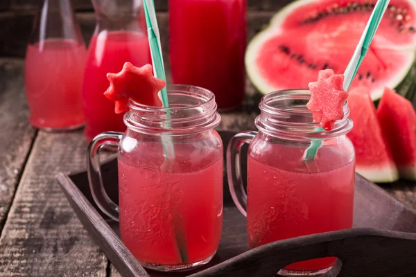 Wassermelonengetränk in Gläsern mit Scheiben Wassermelone Minze und Zitrone, — Stockfoto