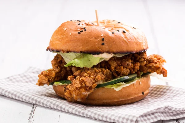 Lekkere gegrilde hamburger met sla en mayonaise, op een rustieke houten tafel — Stockfoto