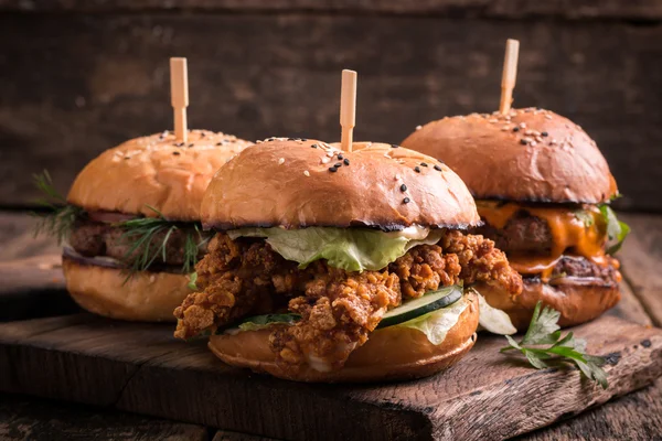 Lezzetli ızgara burger marul ve mayonez, rustik ahşap bir masa üzerinde