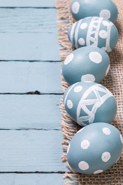 Påsk koncept med färgade ägg på trä bakgrund — Stockfoto