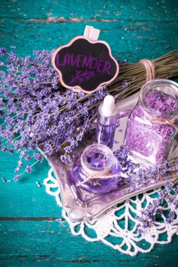 Aromaterapi petrol ve lavanta, spa, ahşap arka plan üzerinde