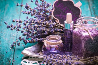 Aromaterapi petrol ve lavanta, spa, ahşap arka plan üzerinde