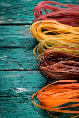 Natürmort ham ev yapımı makarna ve makarna için malzemeler.