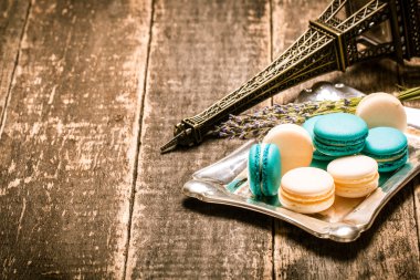 Ahşap masa, vintage filtre üzerinde taze bademli kurabiye