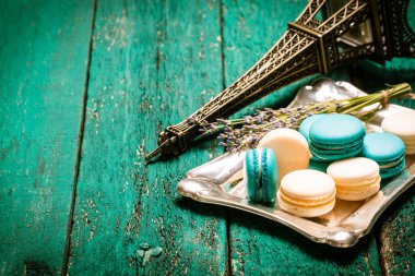 Ahşap masa, vintage filtre üzerinde taze bademli kurabiye