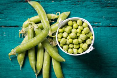 ahşap masa, sağlıklı kavramı üzerinde yeşil bezelye