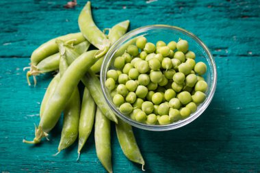 ahşap masa, sağlıklı kavramı üzerinde yeşil bezelye