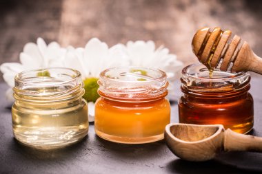 Siyah taş zemin üzerine bal ayı kavanoza tatlım 