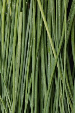 ahşap kesme tahtası, seçici odak taze Frenk soğanı demet