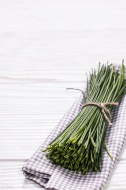 ahşap kesme tahtası, seçici odak taze Frenk soğanı demet